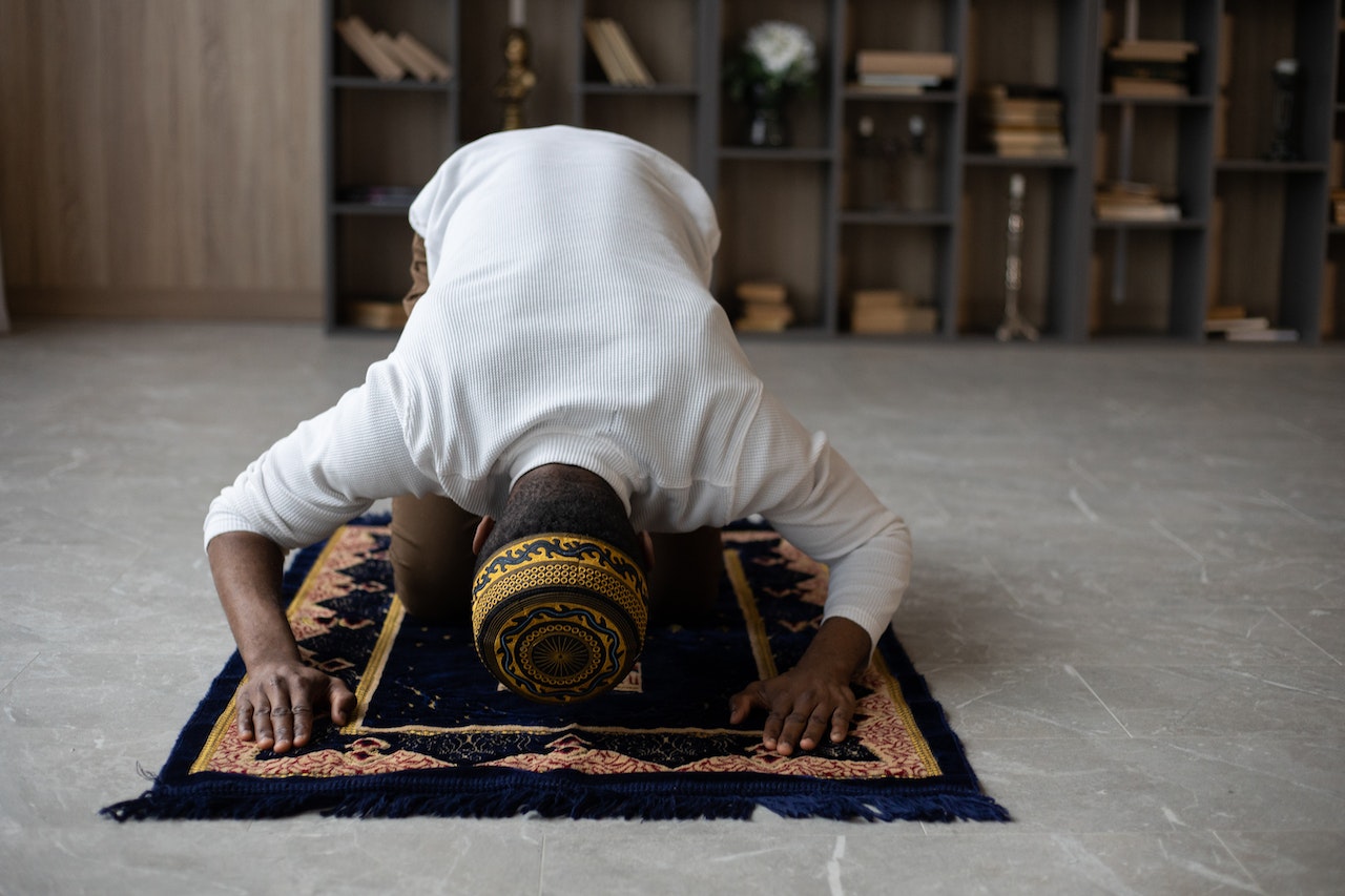 Muslim black man praying at home